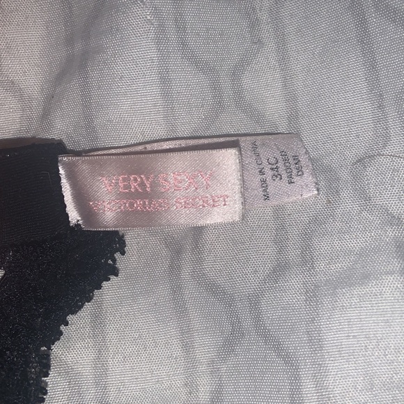 34C Victoria’s Secret “very sexy” bra - Picture 2 of 3
